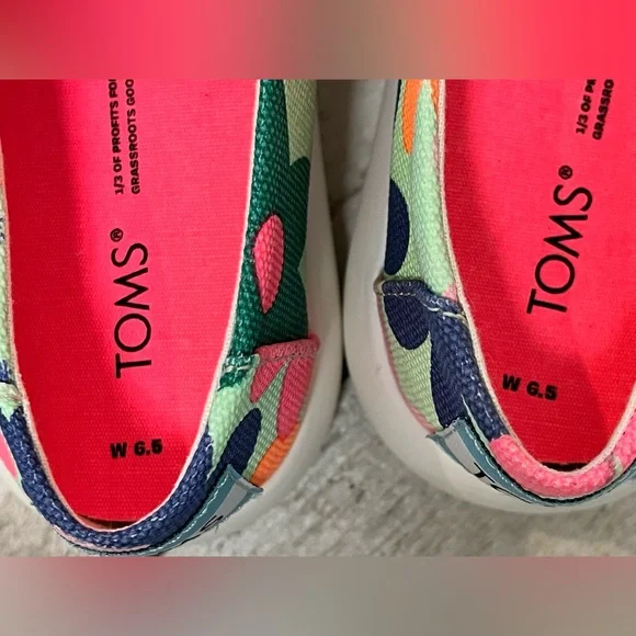 New in the Box. Women’s TOMS 6.5 Retro Floral print. - Picture 2 of 5